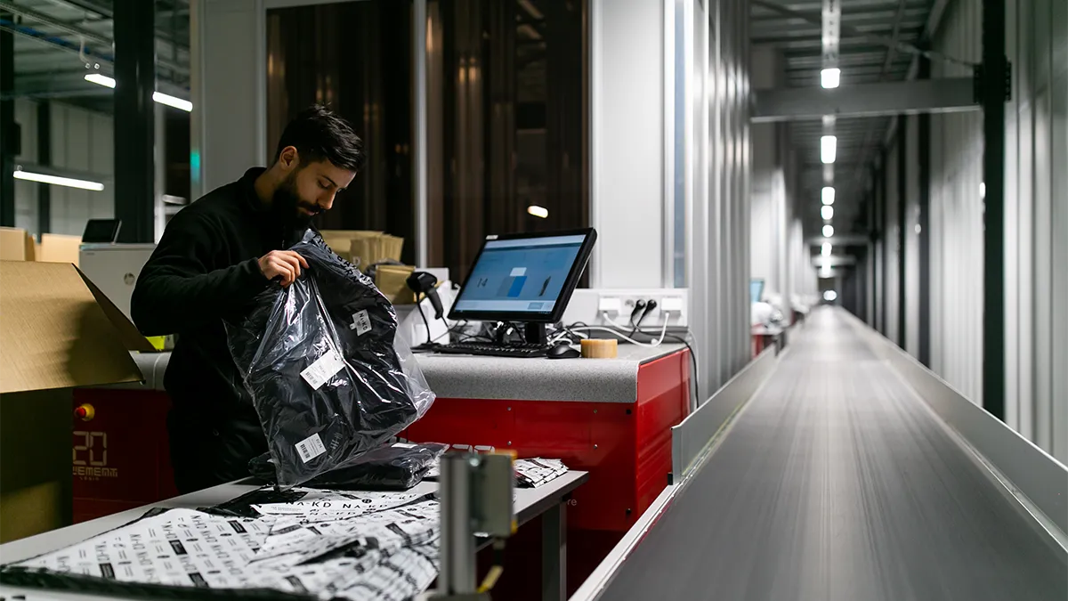 The crucial role of logistics in E-commerce